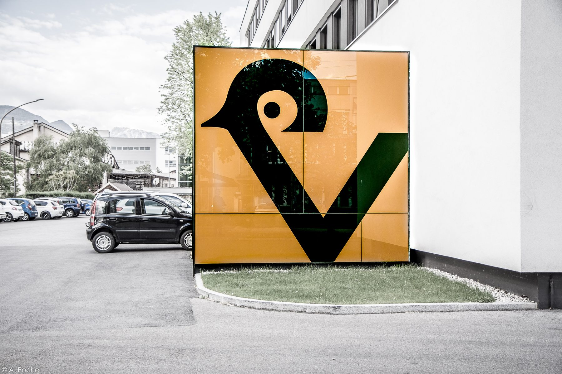 Volume d'ingresso brandizzato della sede Athesia a Bolzano