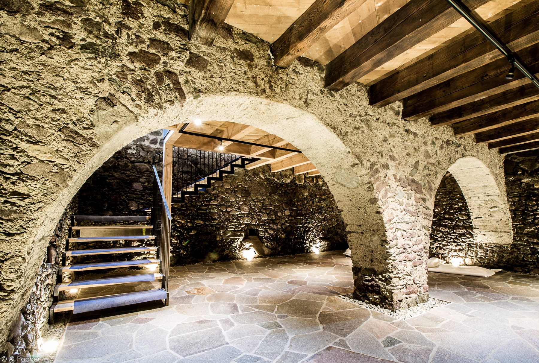 Arco in pietra con scala nel recupero degli spazi espositivi a Sarentino